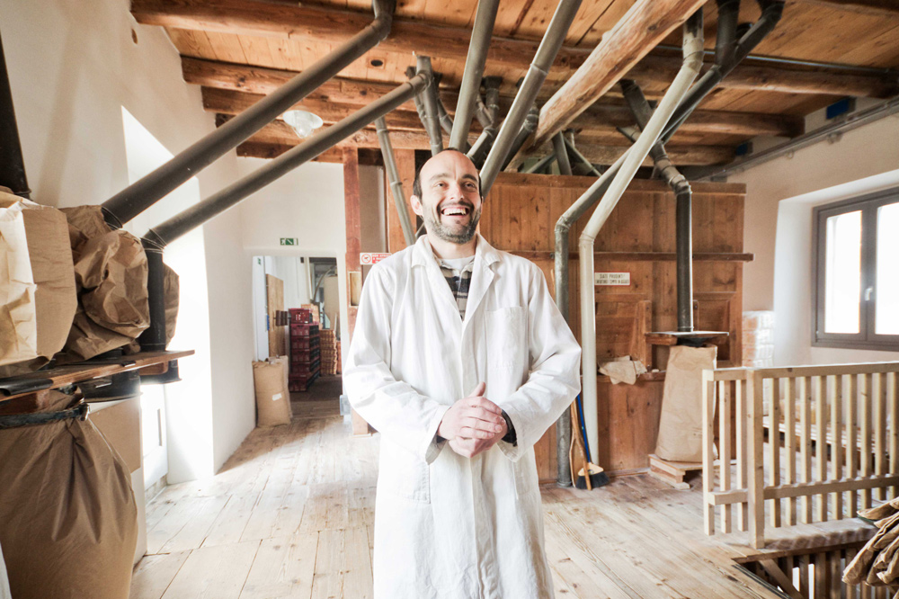 Alberto Pellegrini nel suo antico molino in Trentino